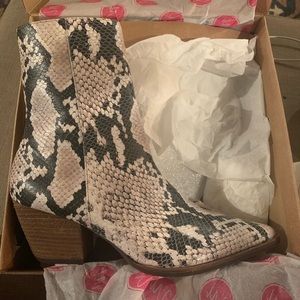 Brand New In Box Matisse Cary Natural Snake Boots